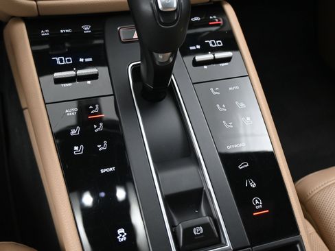 Used 2022 Porsche Macan image 14