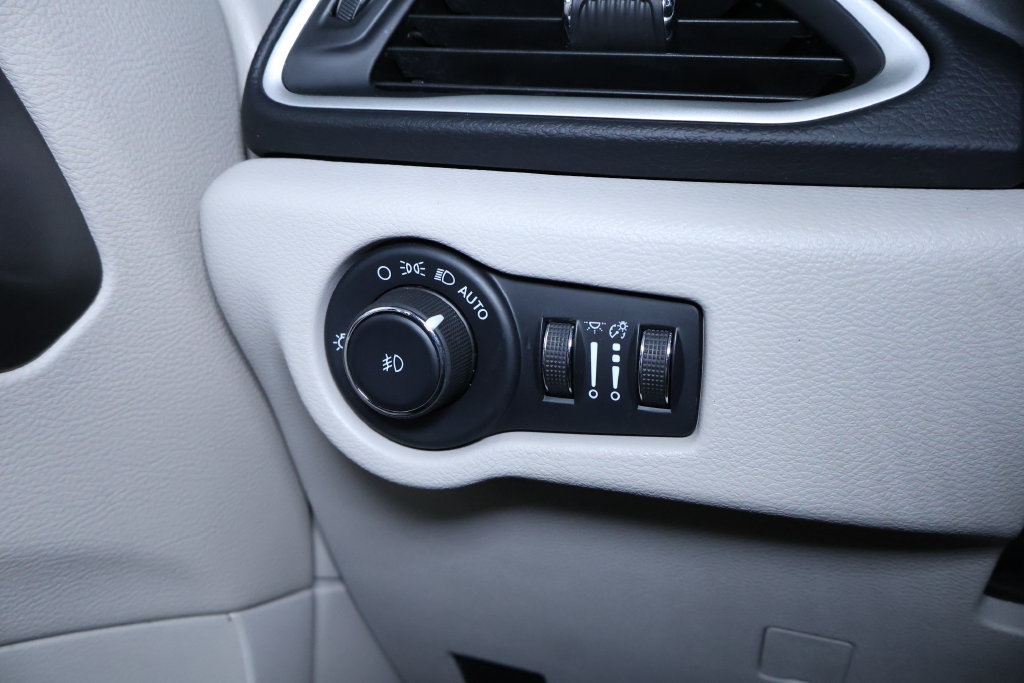 Used 2023 Chrysler Pacifica Touring-L FWD image 24