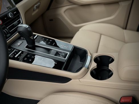 Used 2025 Porsche Macan image 24