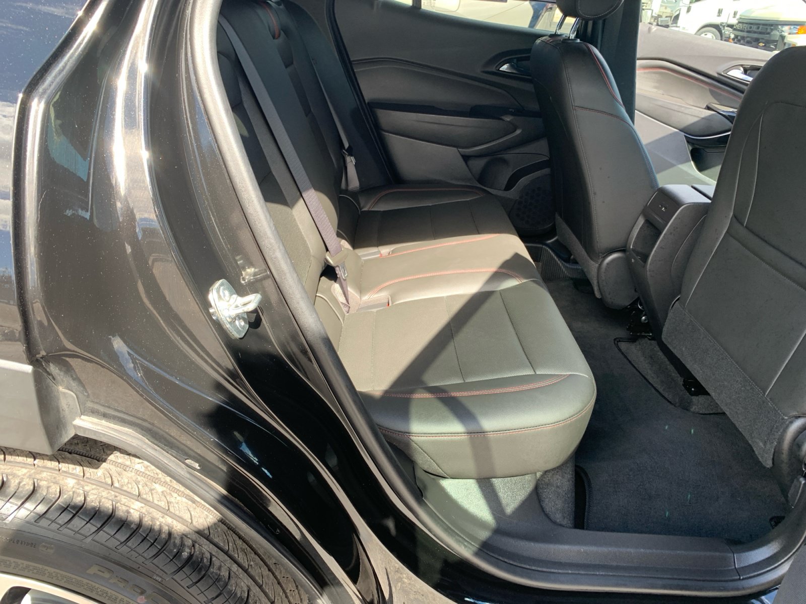 Used 2025 Chevrolet Trax RS w/ Sunroof Package FWD image 28