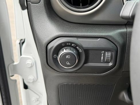 Used 2023 Jeep Gladiator Sport AWD/4WD image 11
