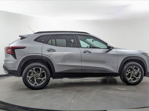 Used 2025 Chevrolet Trax LT FWD image 9