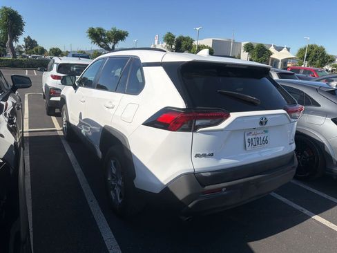 Certified 2022 Toyota RAV4 LE AWD/4WD image 4