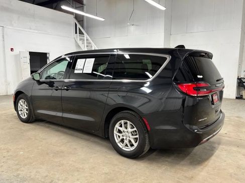 Used 2023 Chrysler Pacifica Touring-L FWD image 5
