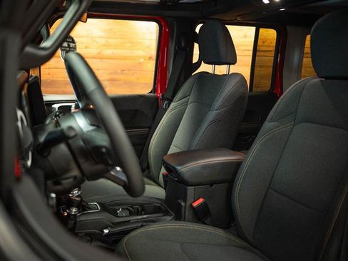 Used 2025 Jeep Wrangler Unlimited Sahara AWD/4WD image 9