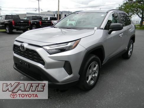 Used 2025 Toyota RAV4 LE AWD/4WD image 5