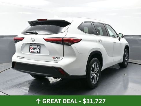 Used 2023 Toyota Highlander XLE FWD image 4