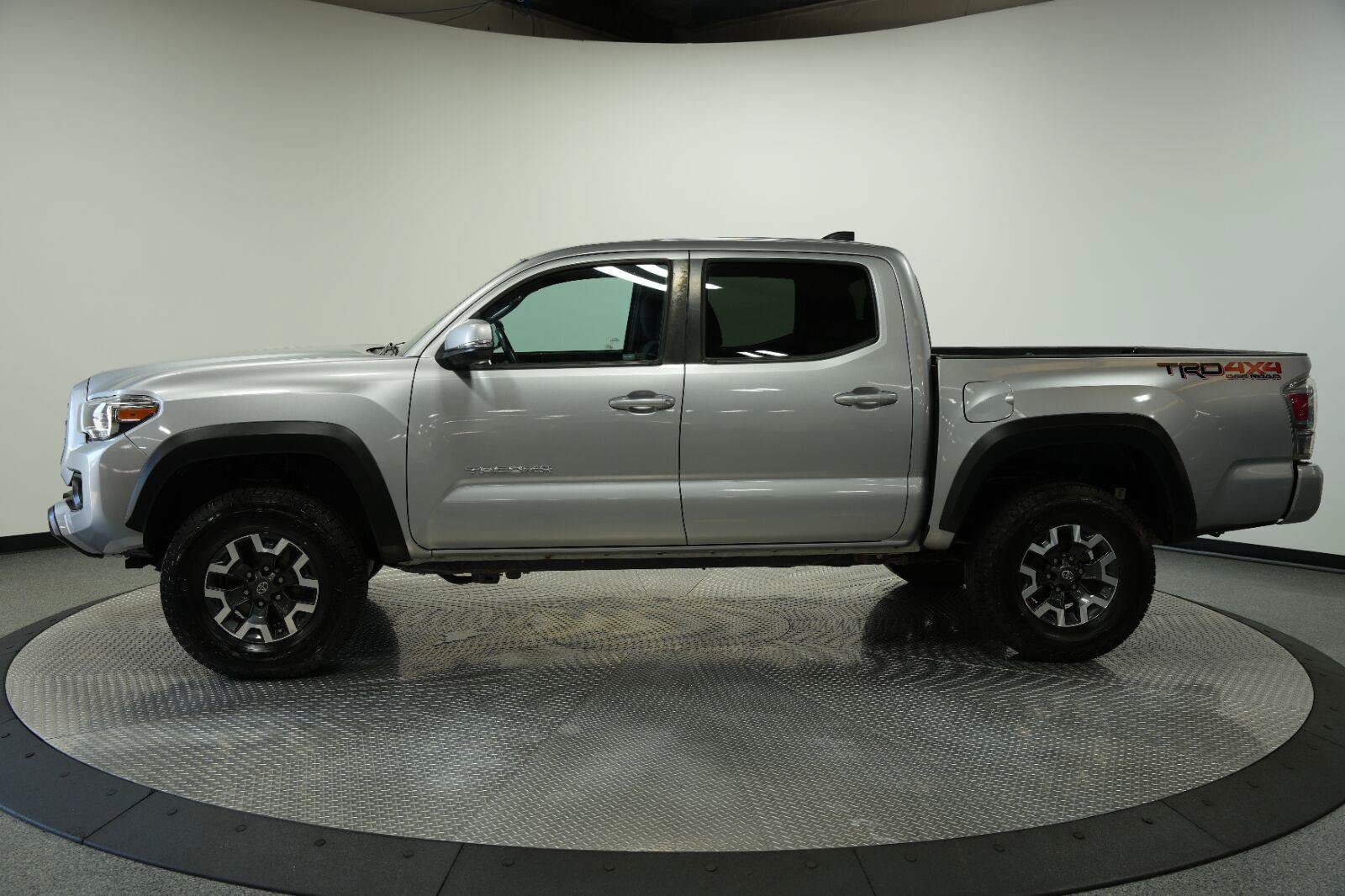 Used 2020 Toyota Tacoma TRD Off-Road w/ Technology Package AWD/4WD image 5