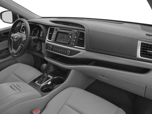 Used 2018 Toyota Highlander Plus AWD/4WD image 9