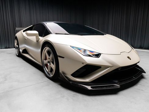 Used 2021 Lamborghini Huracan EVO RWD image 17