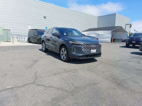 Used 2025 Audi Q5 Premium w/ Premium Plus AWD/4WD image 2