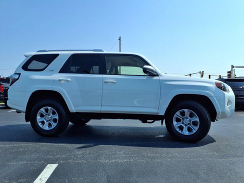 Used 2018 Toyota 4Runner SR5 AWD/4WD image 32