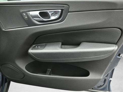 Used 2018 Volvo XC60 T5 Momentum w/ Convenience Package image 28