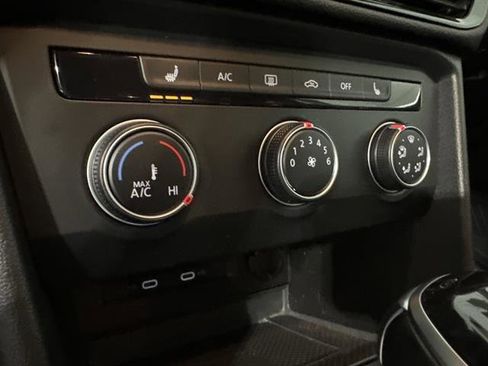 Certified 2022 Volkswagen Taos SE image 30