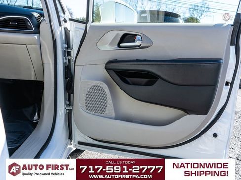 Used 2021 Chrysler Pacifica Touring-L FWD image 14