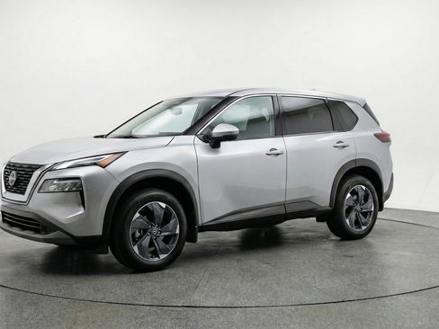 Used 2025 Nissan Rogue SV AWD/4WD image 3