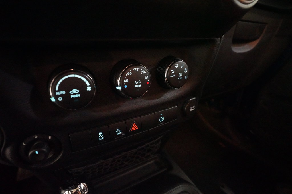 Used 2013 Jeep Wrangler Unlimited Sahara w/ Connectivity Group AWD/4WD image 19