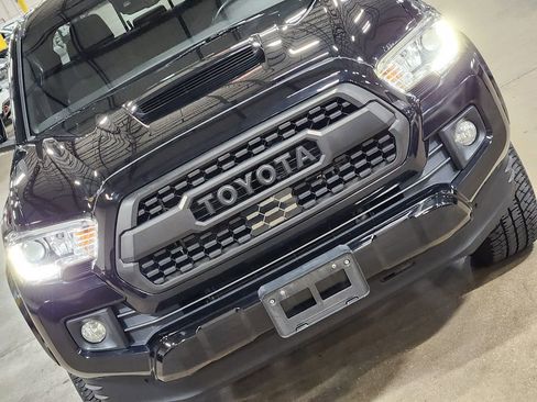 Used 2019 Toyota Tacoma TRD Sport AWD/4WD image 19