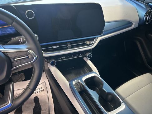 Used 2025 Chevrolet Equinox EV LT FWD image 4