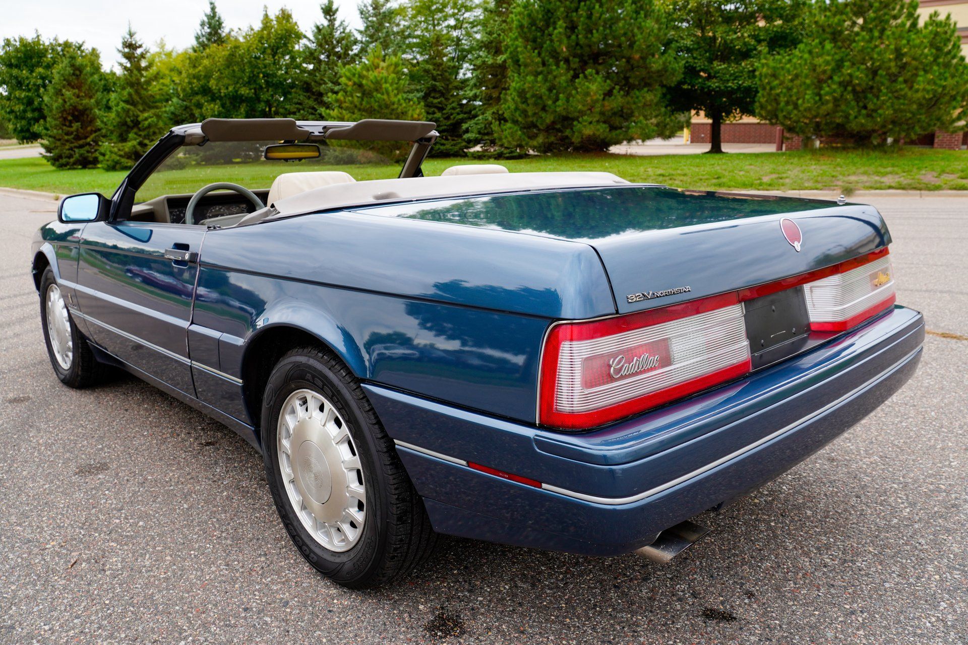 Used 1993 Cadillac Allante FWD image 6