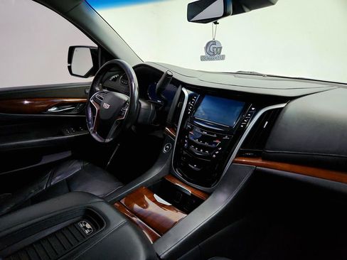Used 2019 Cadillac Escalade Luxury AWD/4WD image 24
