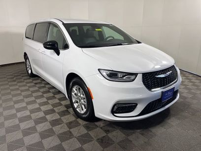 Used 2025 Chrysler Pacifica Select