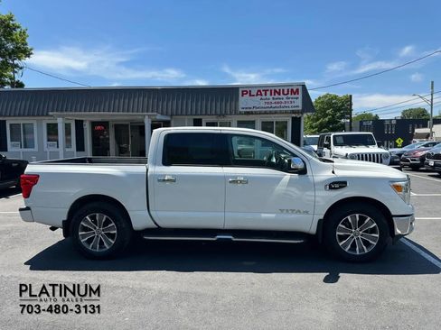 Used 2017 Nissan Titan SL RWD image 2