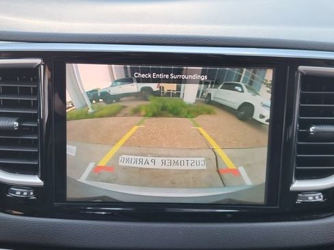 Used 2024 Chrysler Pacifica Touring-L FWD image 18