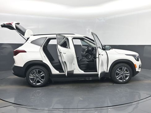 Used 2023 Kia Seltos S image 48