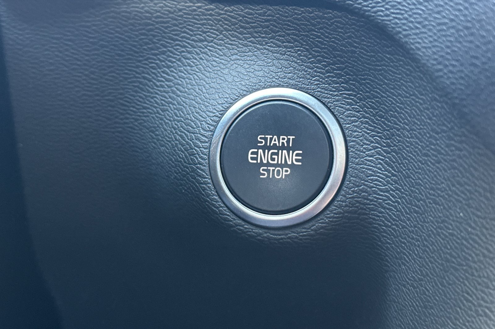 Certified 2025 Volvo XC40 B5 Plus AWD/4WD image 26