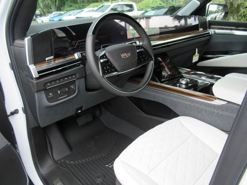 New 2026 Cadillac Escalade Platinum Sport w/ LPO, ONYX Package AWD/4WD image 16