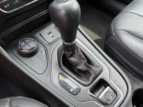 Used 2019 Jeep Cherokee Trailhawk AWD/4WD image 32