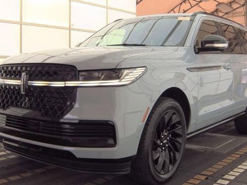Used 2025 Lincoln Navigator Reserve w/ Jet Appearance Package AWD/4WD image 2
