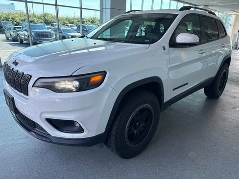 Used 2019 Jeep Cherokee Latitude Plus AWD/4WD image 2