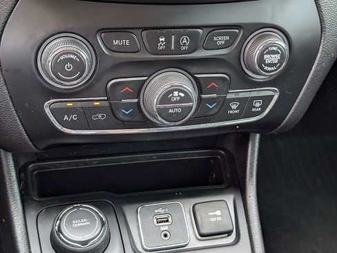 Used 2019 Jeep Cherokee Limited AWD/4WD image 31