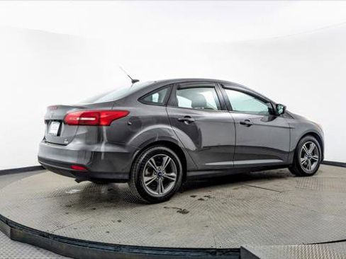 Used 2018 Ford Focus SE w/ SE Appearance Package image 7