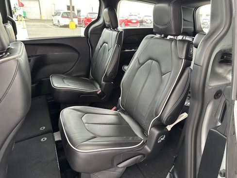 Used 2026 Chrysler Pacifica Limited FWD image 29