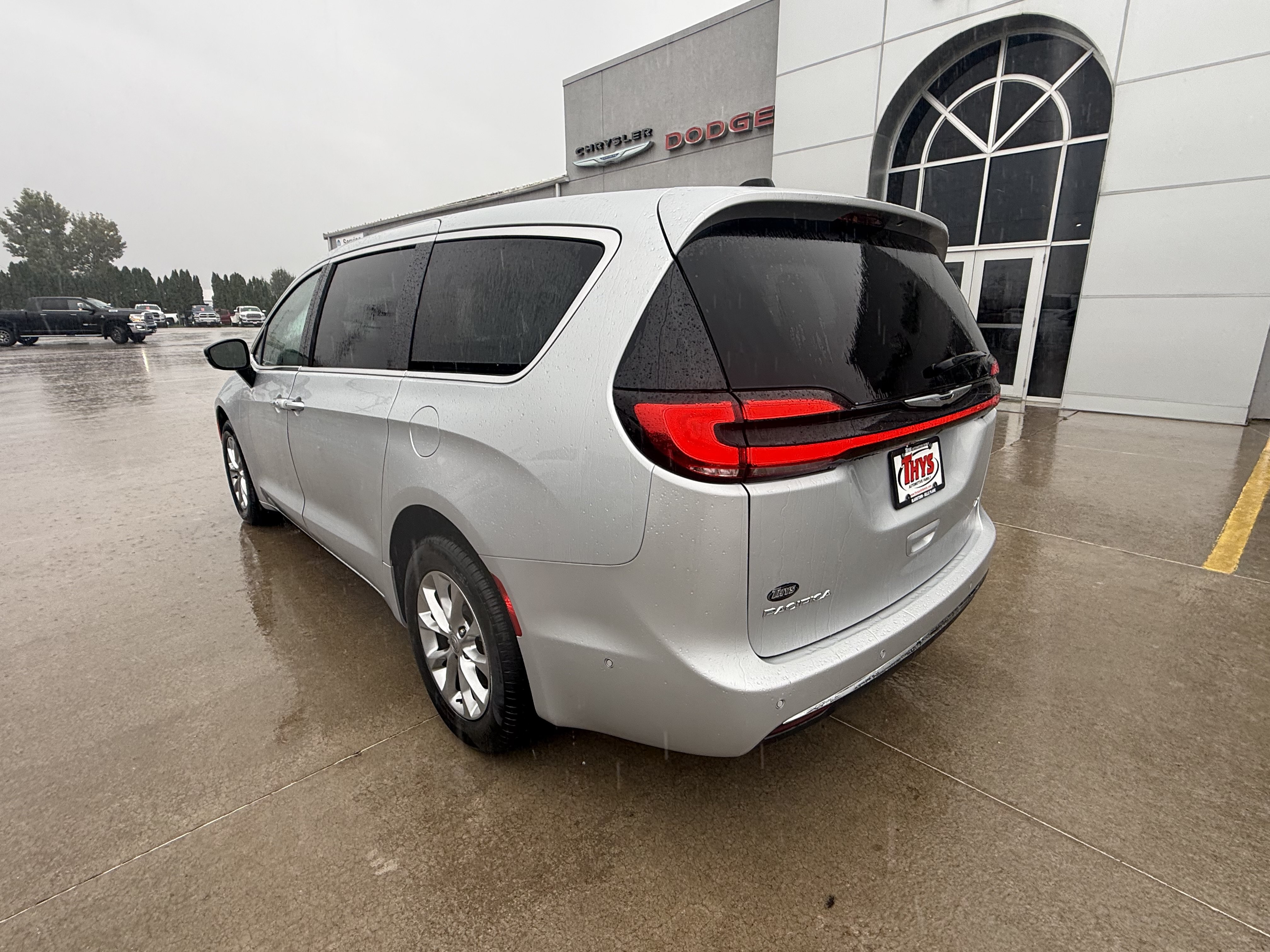 Used 2024 Chrysler Pacifica Touring-L w/ Uconnect Theater Family Group AWD/4WD image 38