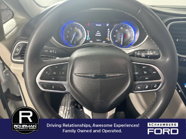 Used 2023 Chrysler Pacifica Touring-L FWD image 11