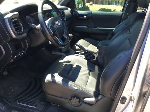 Used 2017 Toyota Tacoma TRD Sport w/ Premium & Technology Package AWD/4WD image 4