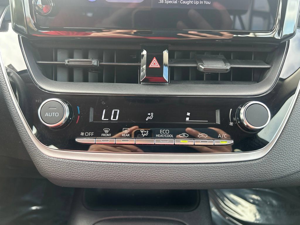 Used 2025 Toyota Corolla LE FWD image 28