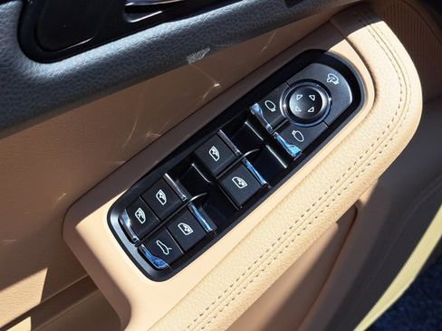 Certified 2025 Porsche Macan image 26