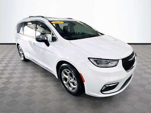 Used 2023 Chrysler Pacifica Limited image 3