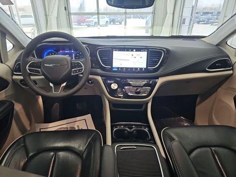 Used 2024 Chrysler Pacifica Limited FWD image 12