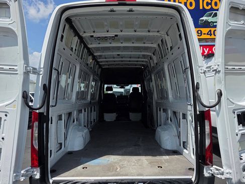 Used 2021 Mercedes-Benz Sprinter 2500 image 11