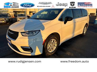 New 2026 Chrysler Pacifica Select