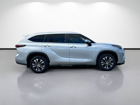 Used 2024 Toyota Highlander XLE AWD/4WD image 2