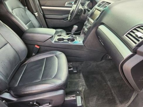 Used 2016 Ford Explorer XLT w/ Equipment Group 202A FWD image 12