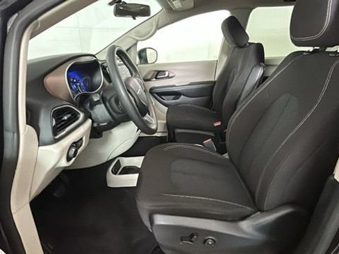 Used 2022 Chrysler Voyager LX FWD image 11