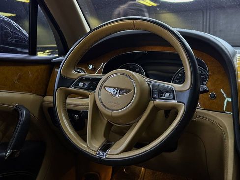 Used 2017 Bentley Bentayga image 21